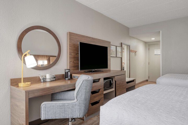 2 Queen Beds (5 of 12)
