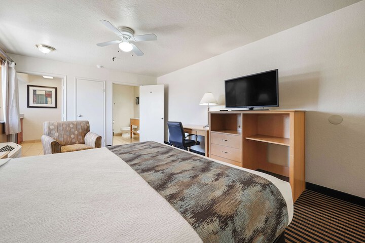 1 King Bed Business Desk Microwave and Refrigerator High Speed Internet Accessible Safe (16 of 20)