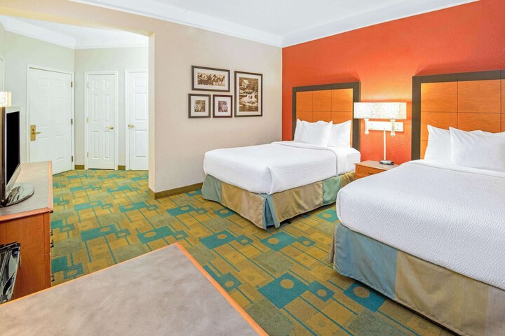 2 Double Beds (3 of 3)