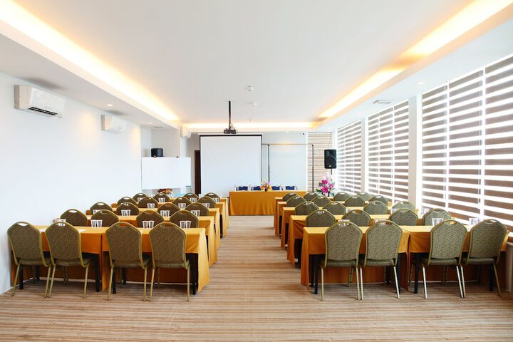 Ballroom/Hall 17 of 21