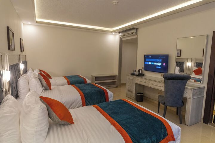 Room 13 of 38