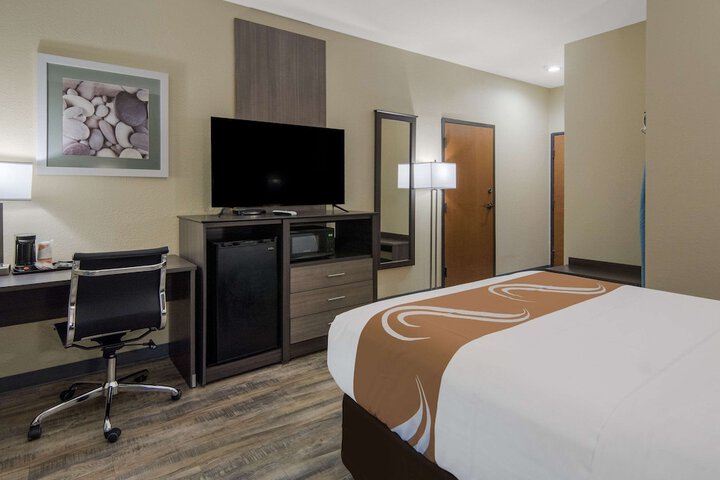 1 Queen Bed Accessible (19 of 26)
