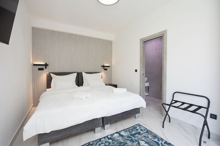 Room 53 of 169