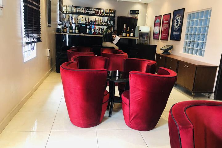 Lounge 17 of 23