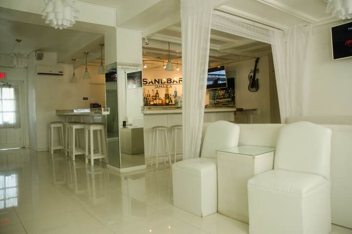 Lounge 25 of 41