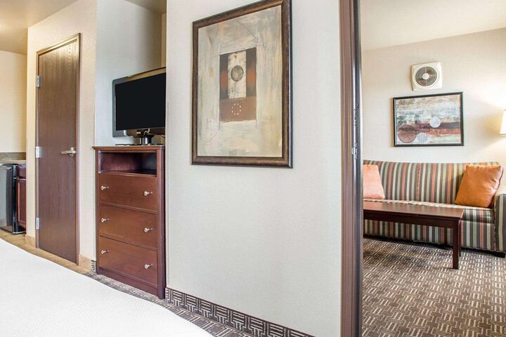 1 King Bed Business Room Efficiency Suite Upgrade (7 of 30)