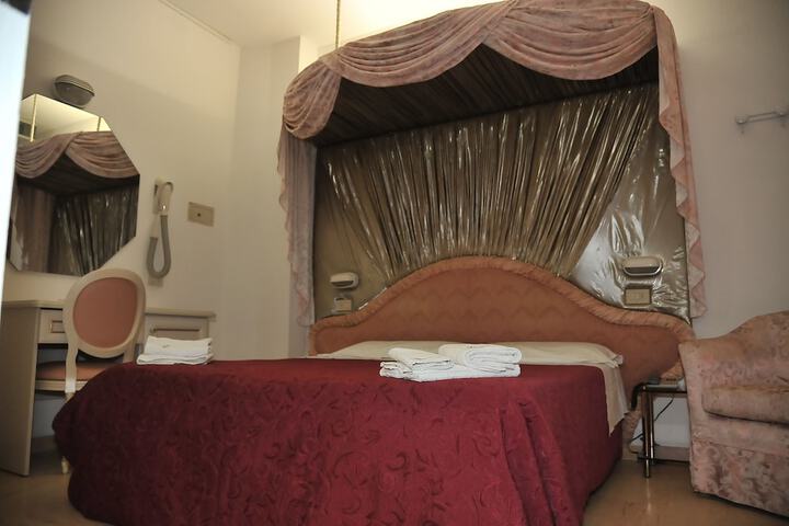 Room 13 of 42