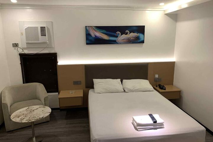 Room 4 of 9