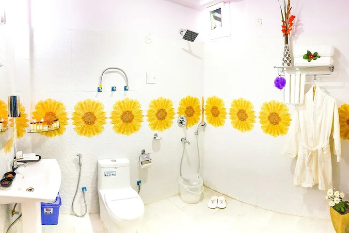 Room 10 of 16