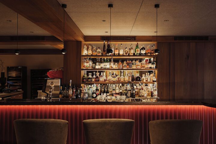 Lounge 106 of 111