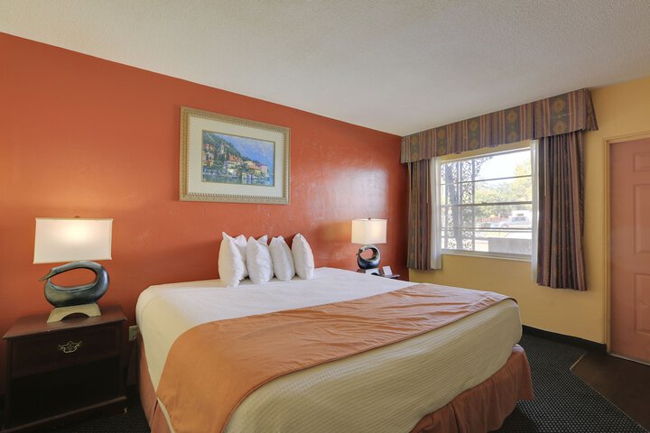 1 King Bed (4 of 8)