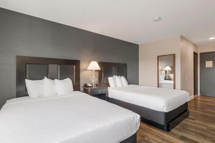 Suite with 2 Queen Beds Stairs Only (7 of 8)