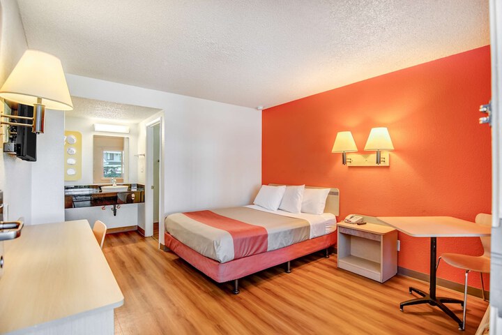 1 Queen Bed (4 of 11)