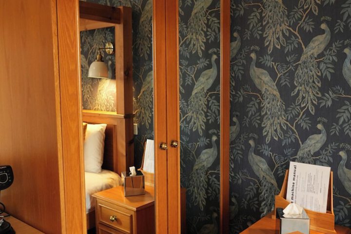 Room 126 of 208