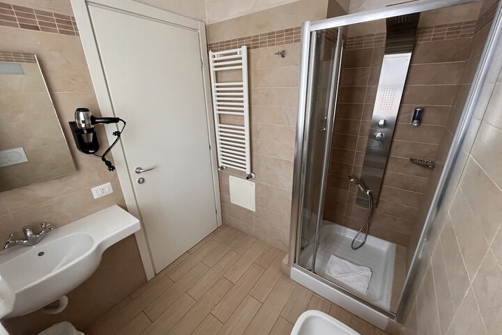 Room 15 of 23