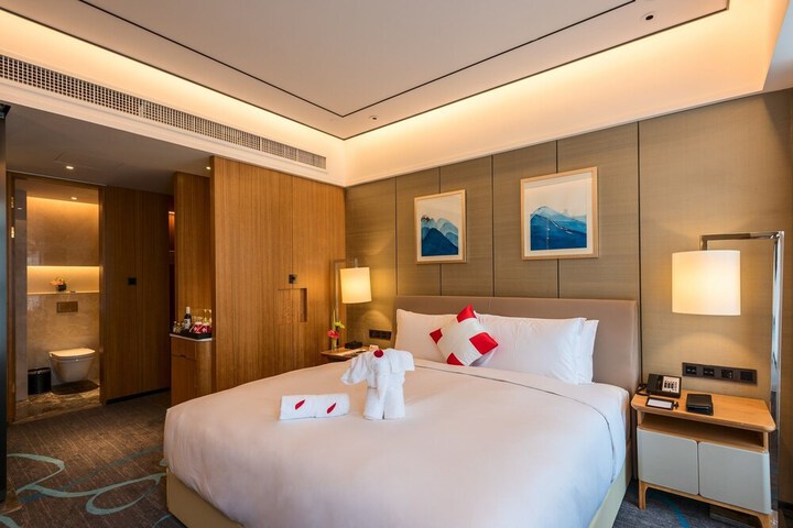 Room 15 of 36