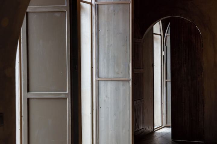 Room 45 of 142