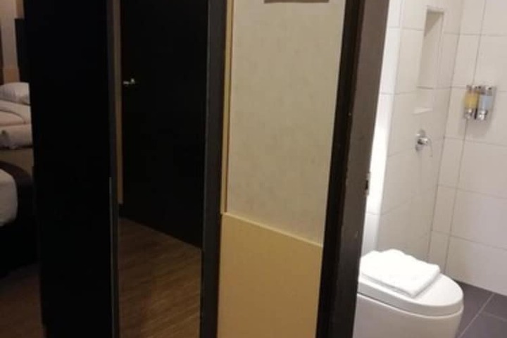Room 18 of 32