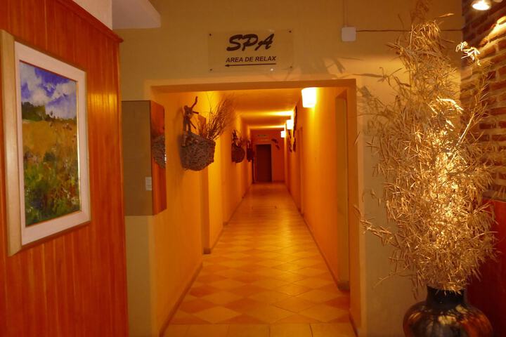 Ballroom/Hall 14 of 22