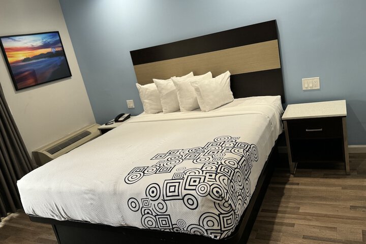 1 King Bed (12 of 22)