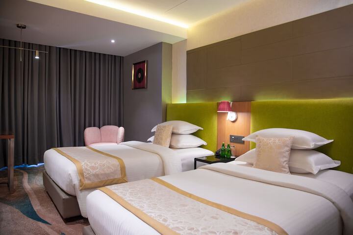 Room 4 of 32