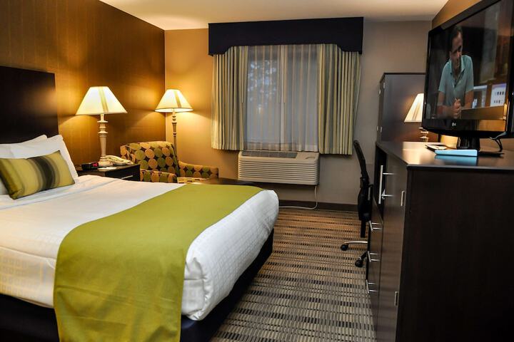 2 Queen Beds Microwave and Refrigerator WiFi Full Breakfast (6 of 12)