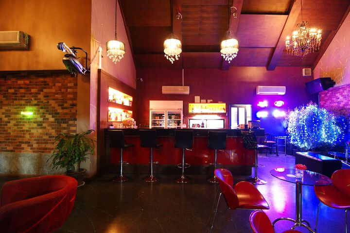 Lounge 44 of 85