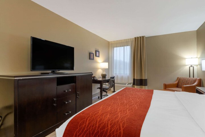 1 King Bed (4 of 16)