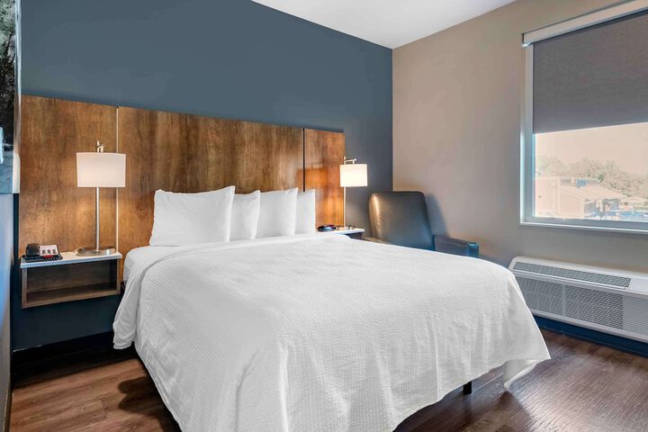 Standard Studio 1 Queen Bed (8 of 13)