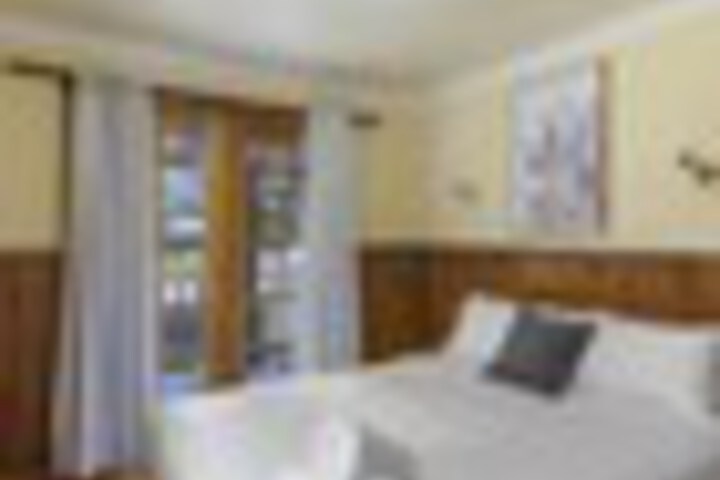 Room 32 of 300