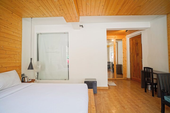 Room 6 of 15
