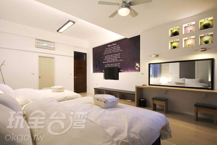 Room 9 of 18