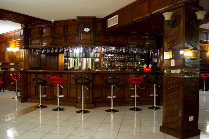 Lounge 34 of 41