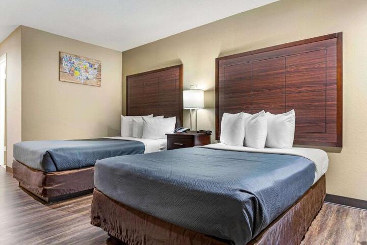 1 Queen Bed (3 of 9)