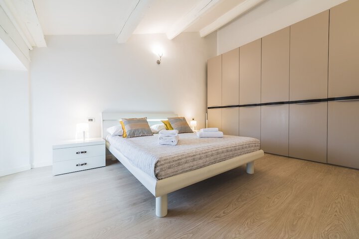 Room 5 of 16
