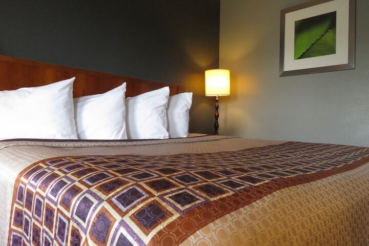 1 King Bed (10 of 10)