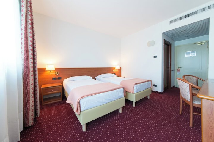 Room 16 of 33