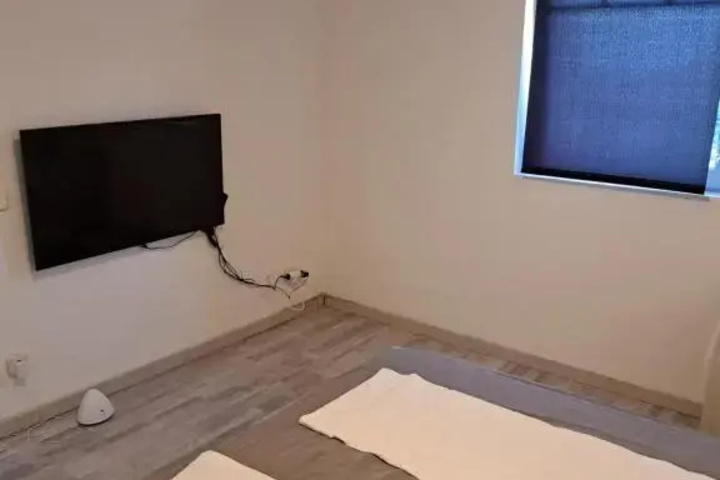 Room 2 of 10