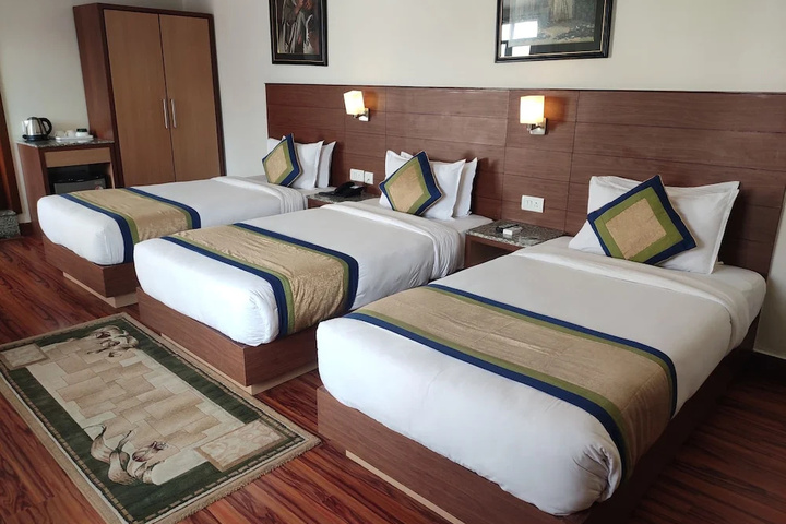 Room 2 of 10