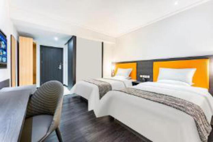 Room 8 of 10