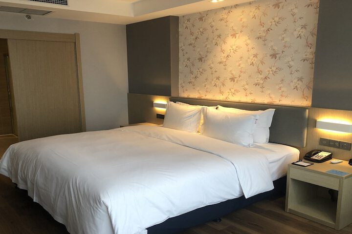 Room 8 of 25
