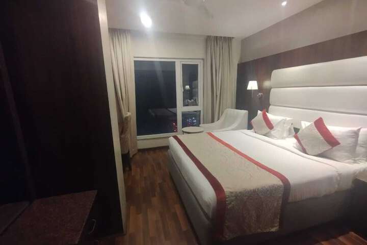 Room 4 of 9