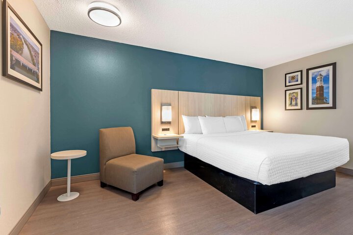 1 King Bed High Speed Internet Accessible 50 Inch Flat Screen Television Microwave and Refrigerator, Coffee Maker, Hairdryer Full Breakfast (3 of 12)