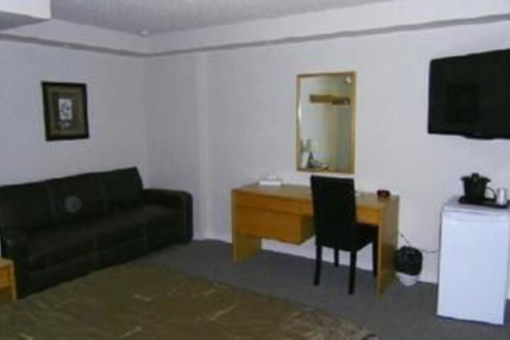 Room 6 of 8