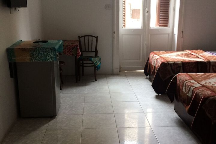 Room 10 of 25