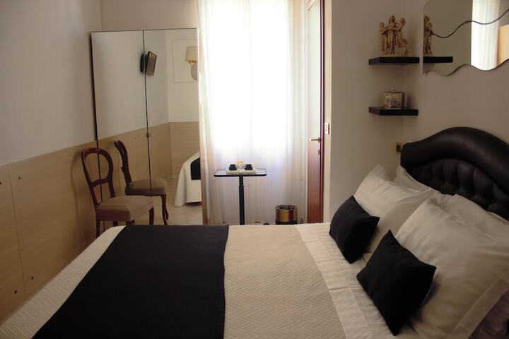Room 9 of 33
