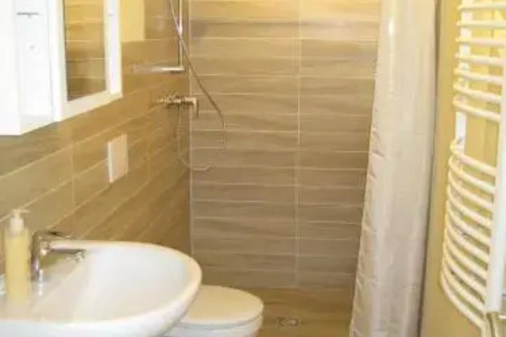 Room 6 of 12