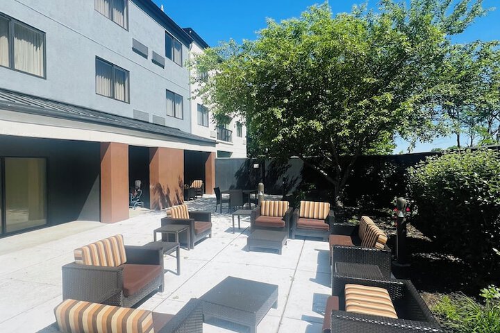 Hotel Exterior 42 of 55