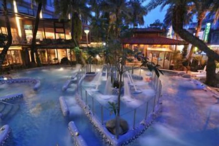 Pools & Facilities