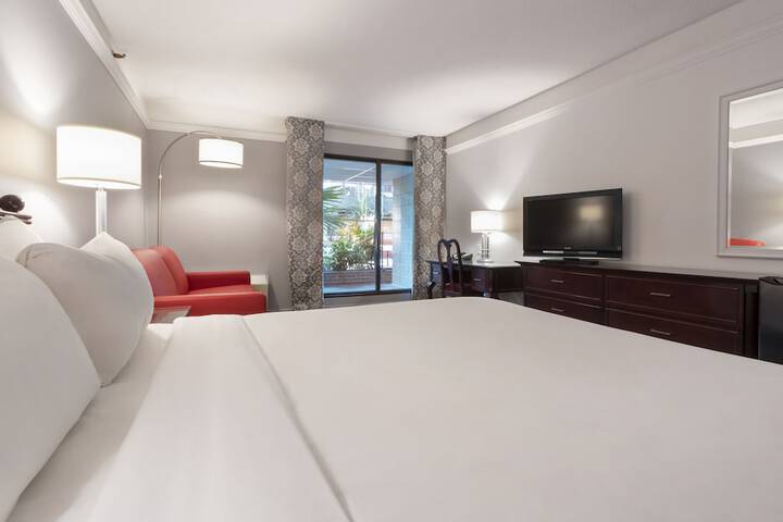 Room 27 of 132